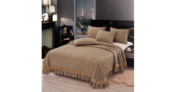 Ofertă de sezon Cuvertura pat dublu, 3 piese, Catifea Matlasata cu broderie, 220x240cm + 2 fete de perne 50x70cm, cappuccino
