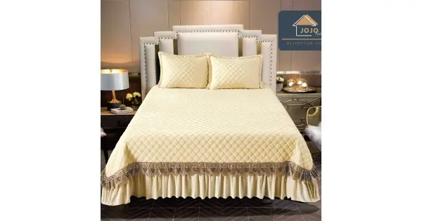 Disponibil imediat Cuvertura pat dublu, 3 piese, Catifea Matlasata cu Broderie Aurie, 250x270cm, Jojo Home, Crem